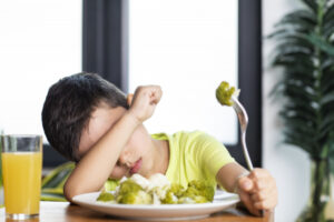 ブロッコリーを食べない子供の写真